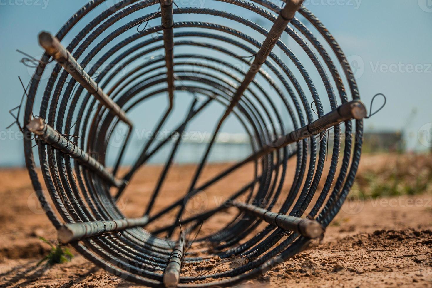 tondino d'acciaio utilizzato per la costruzione di pali in cantiere foto