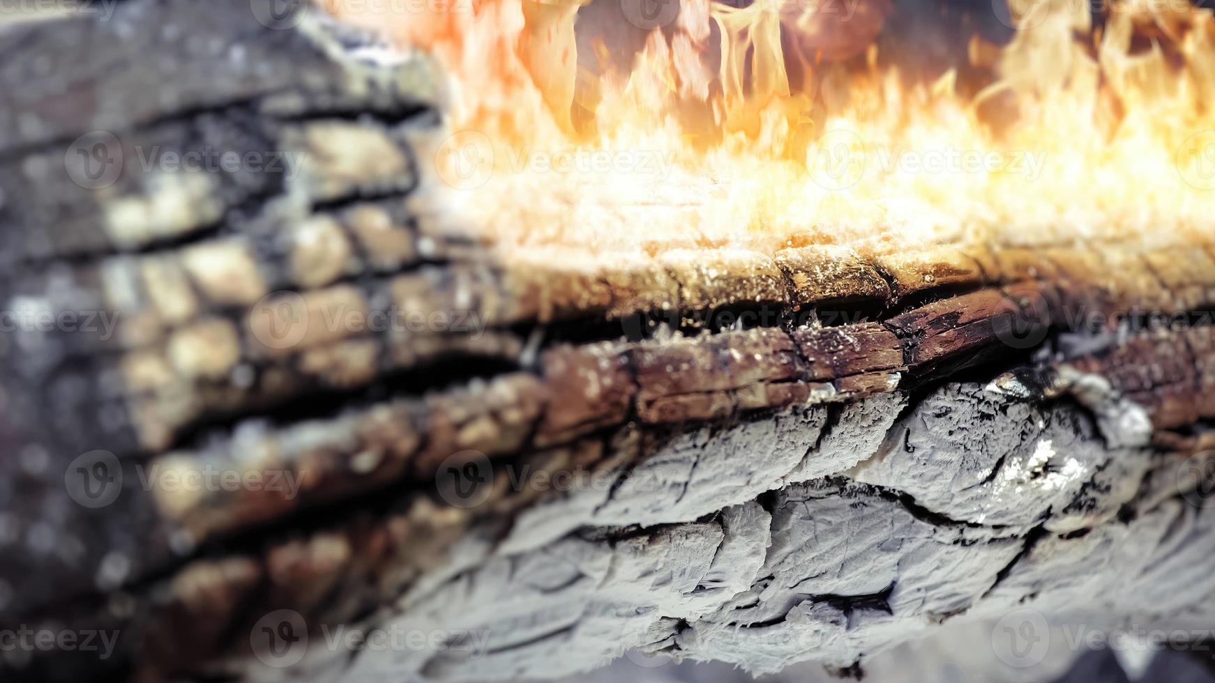 fuoco ardente su un ceppo bruciato foto