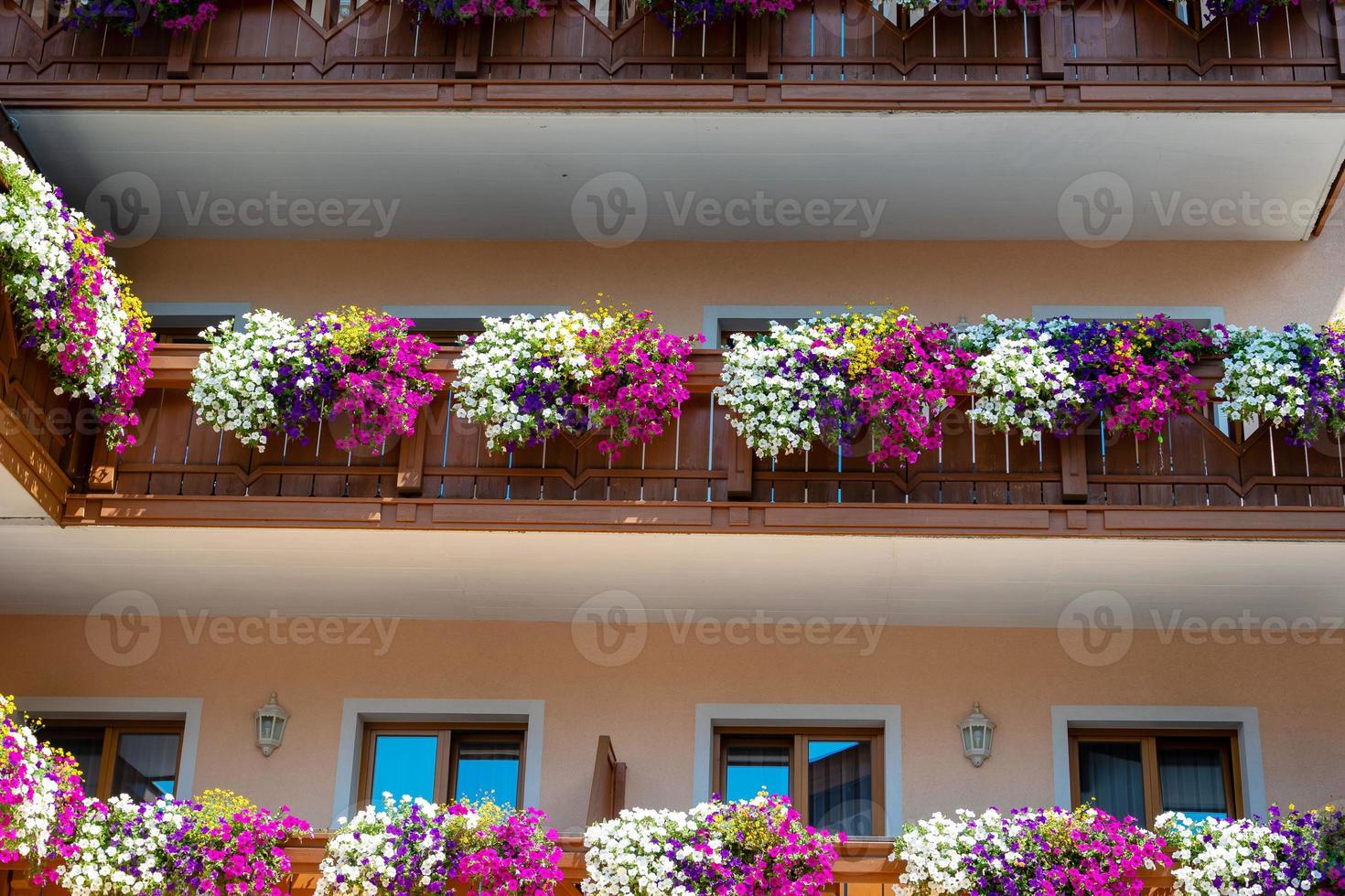 balcone fiorito tradizionale alle alpi, austria. foto