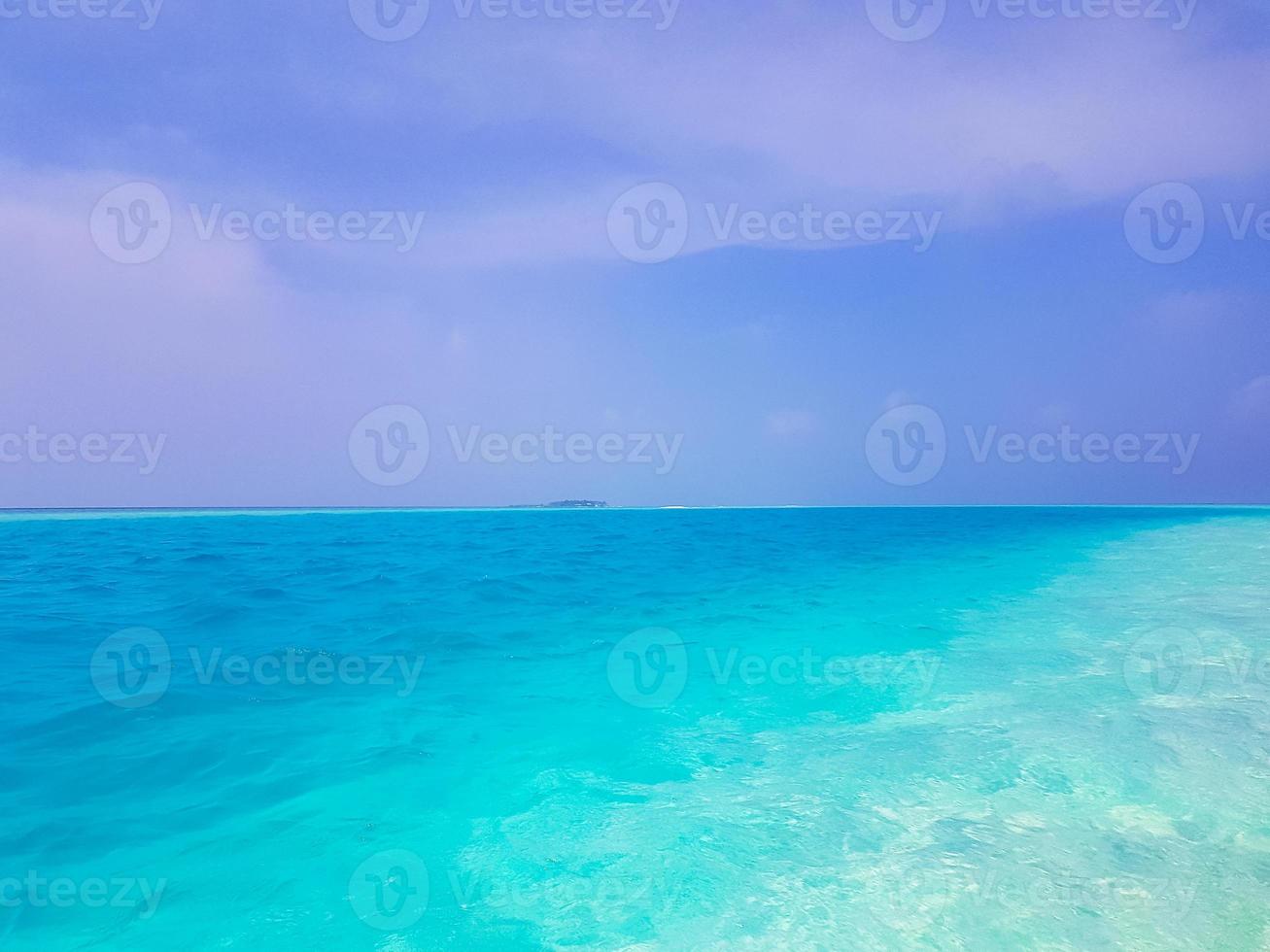 l'oceano indiano presso le isole sandbank madivaru e finolhu nell'atollo di rasdhoo, maldive foto
