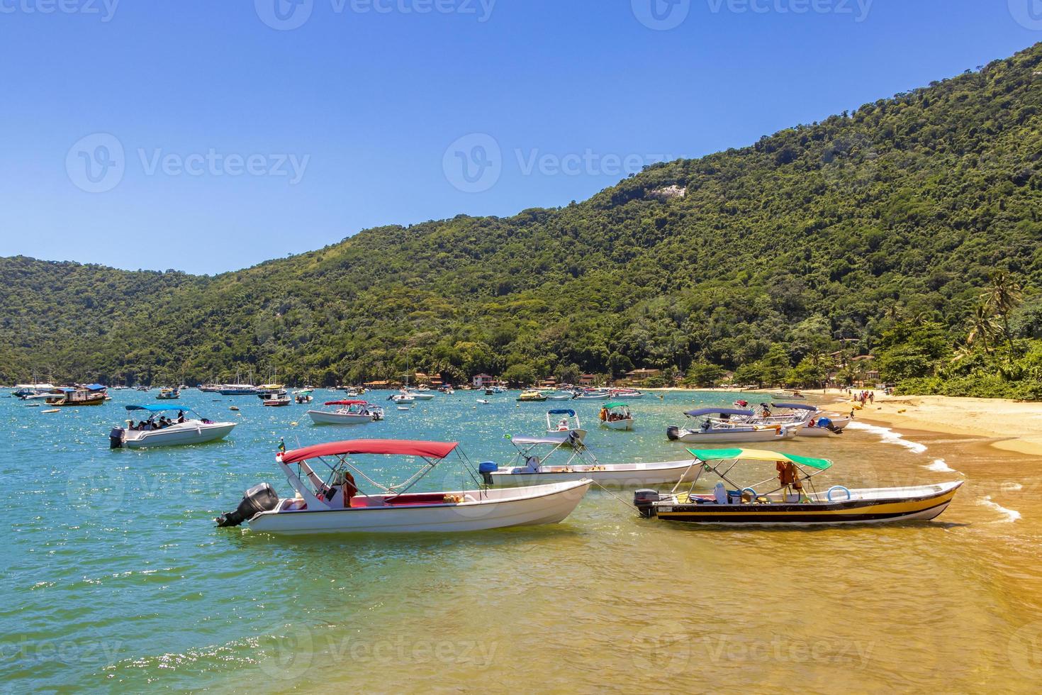 Isola tropicale ilha grande abraao beach ad angra dos reis, rio de janeiro, brasile foto