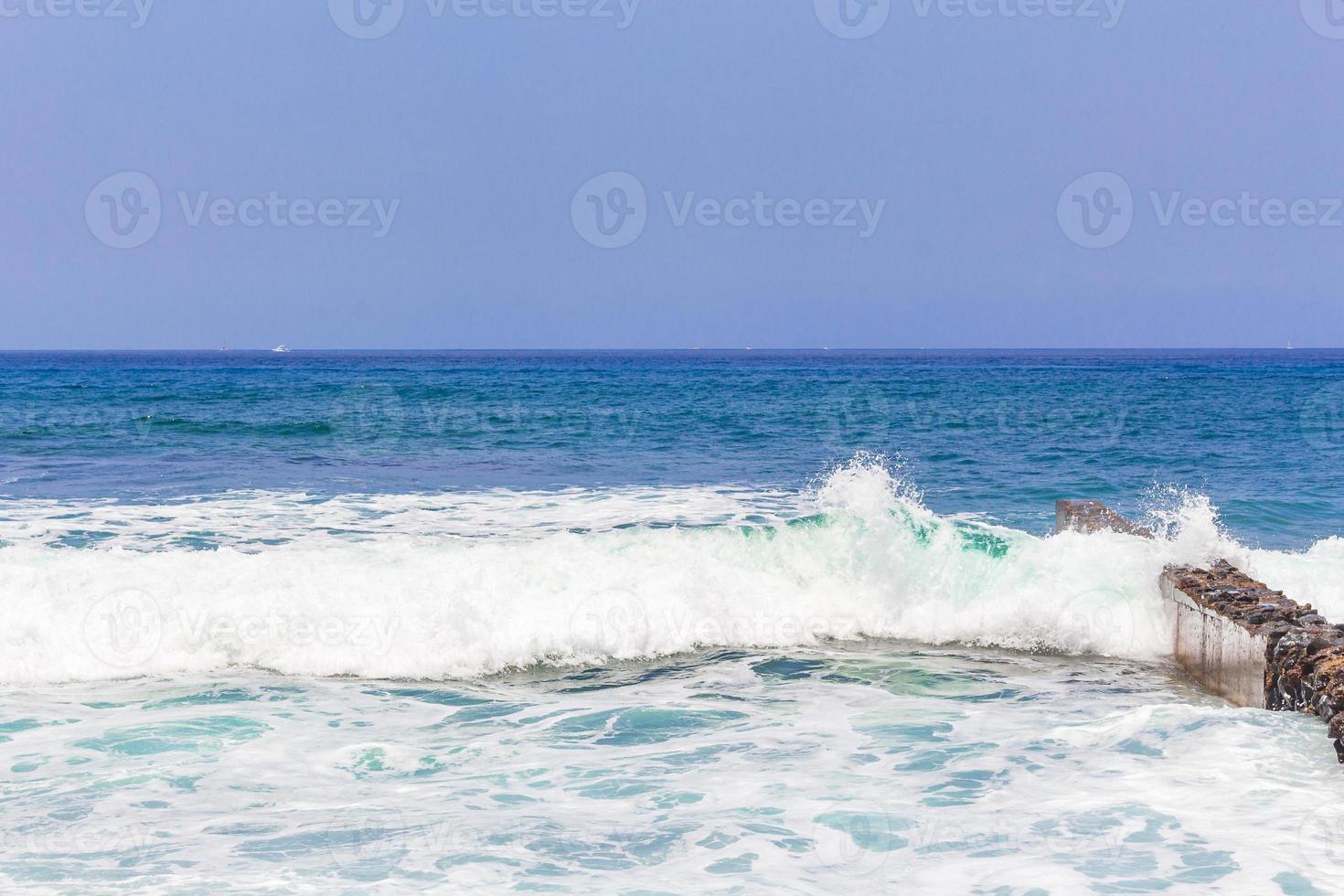 l'oceano atlantico a tenerife, nelle isole canarie foto