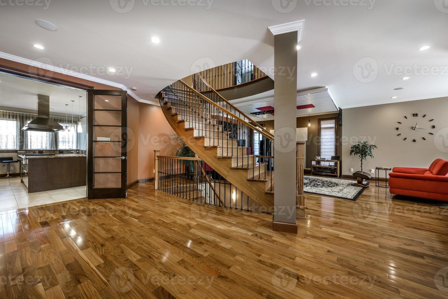 lussuosa casa canadese con pavimenti in legno duro e scale foto