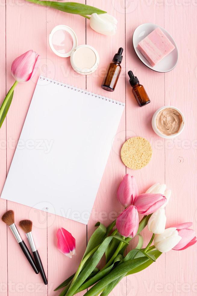tulipani rosa e bianchi con calendario o blocco note per mock up flat lay foto