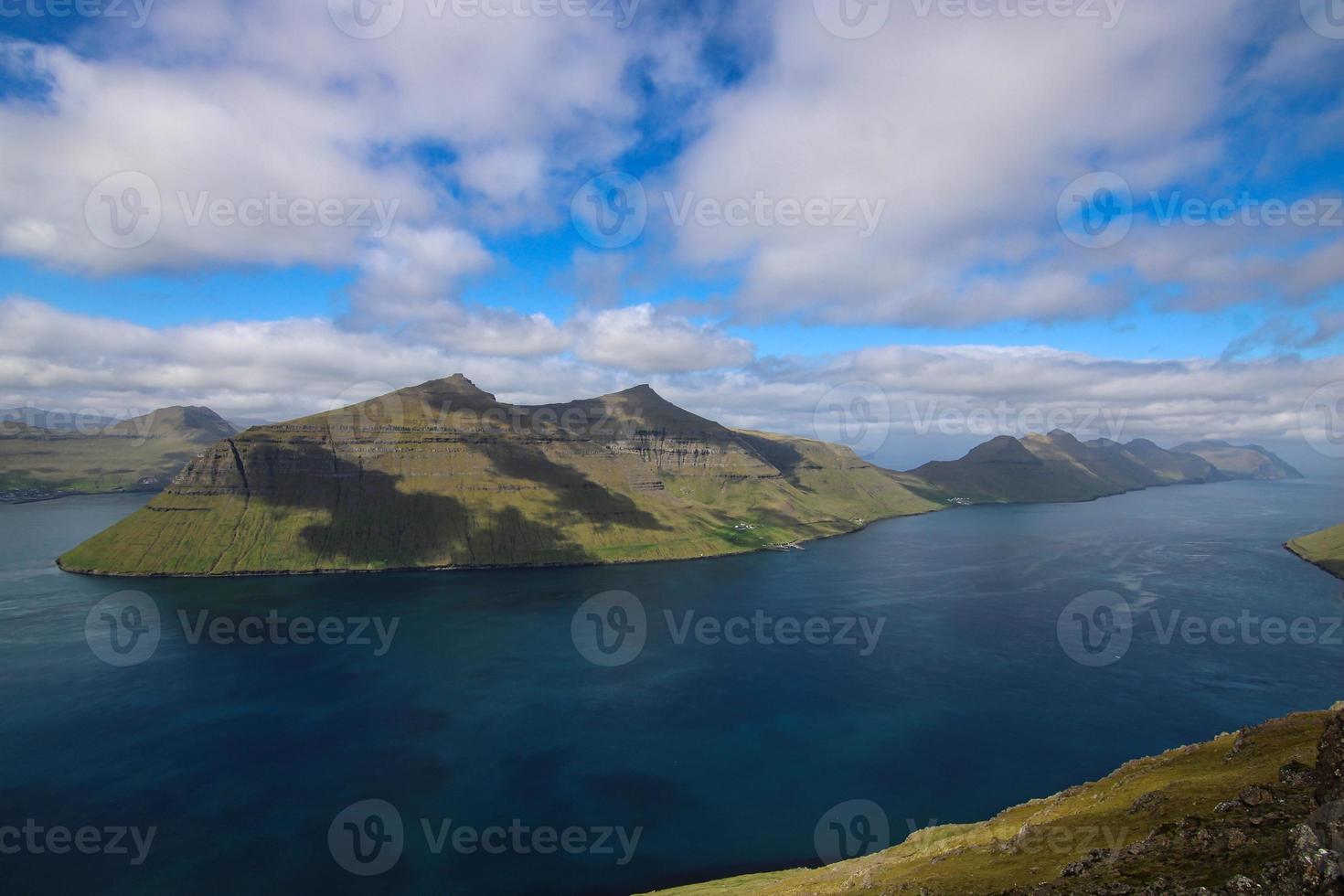 l'impressionante paesaggio delle isole faroe in una bella giornata d'estate foto