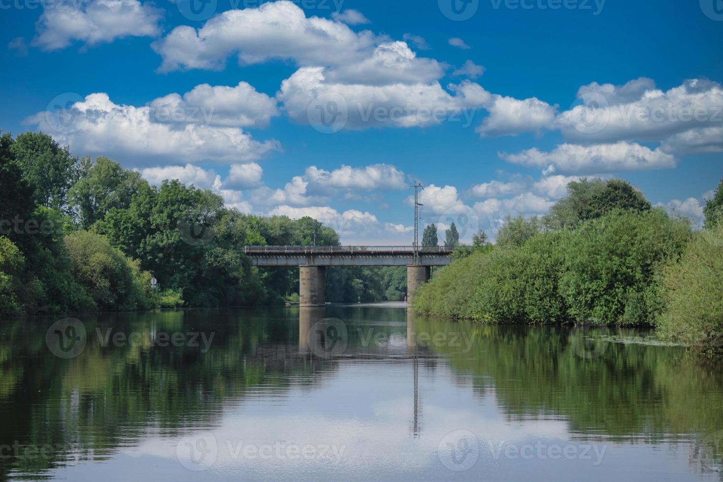 ponte che attraversa il fiume ems vicino alla città di rheine in germania foto