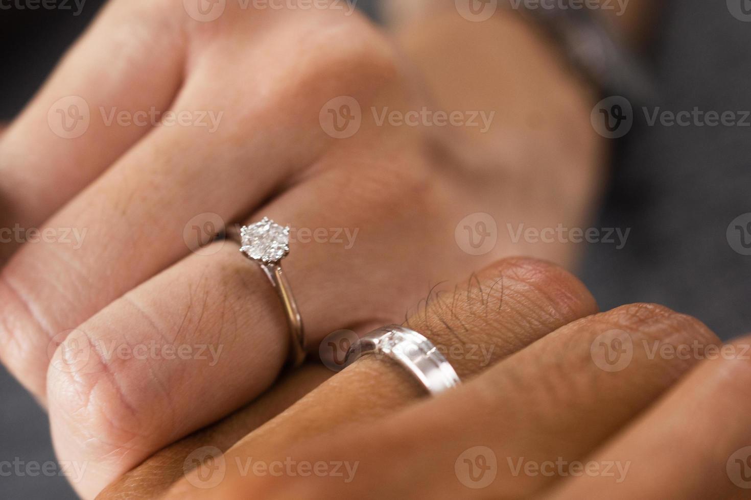 mano nella mano gioielli con anello di diamanti di fidanzamento di lusso foto
