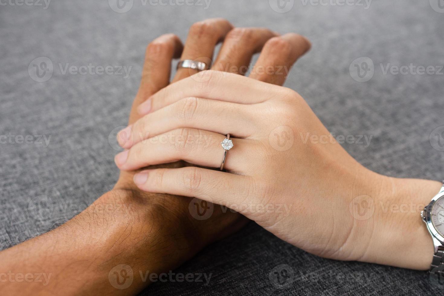 mano nella mano gioielli con anello di diamanti di fidanzamento di lusso foto