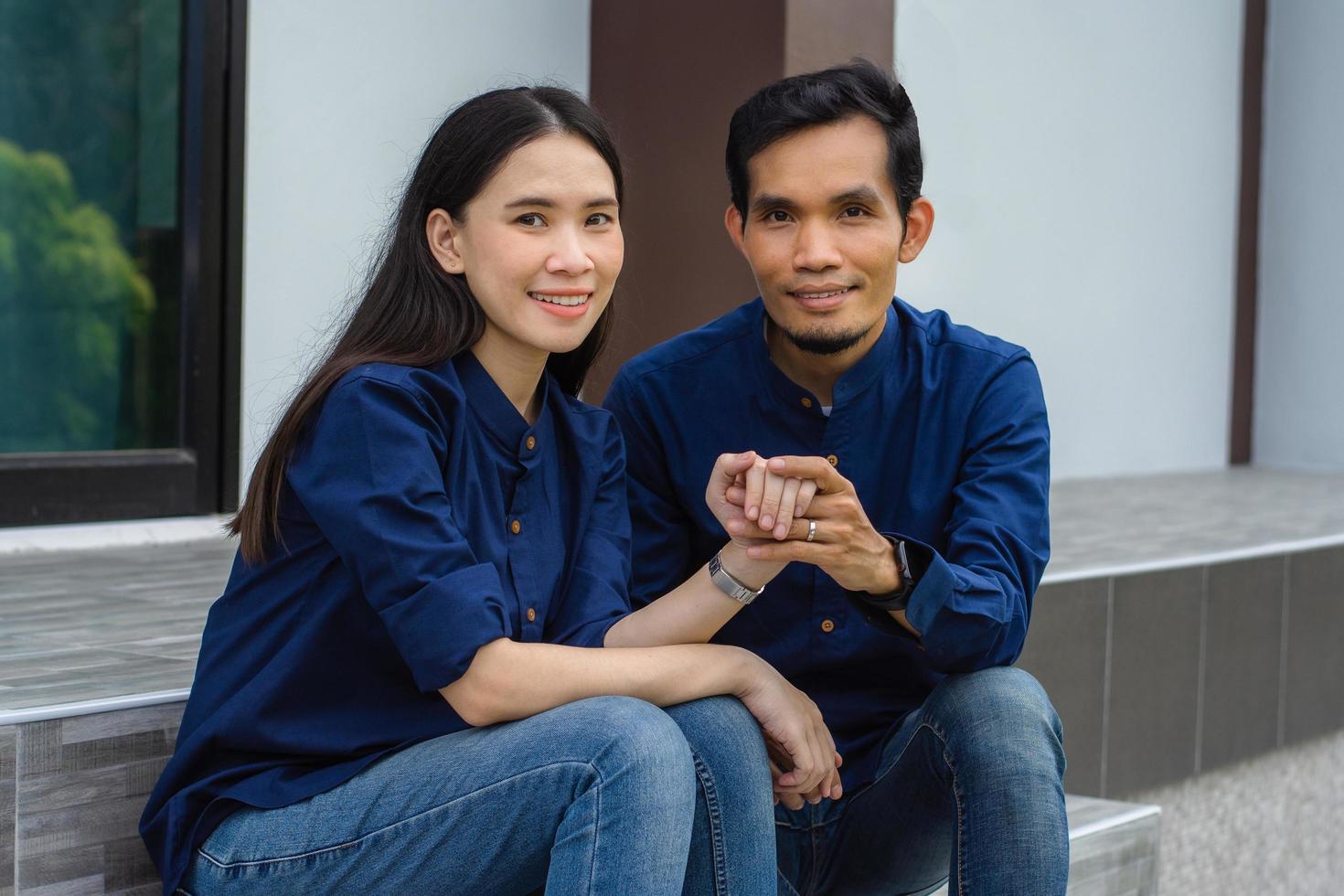 matrimonio asiatico coppia a casa mano nella mano foto