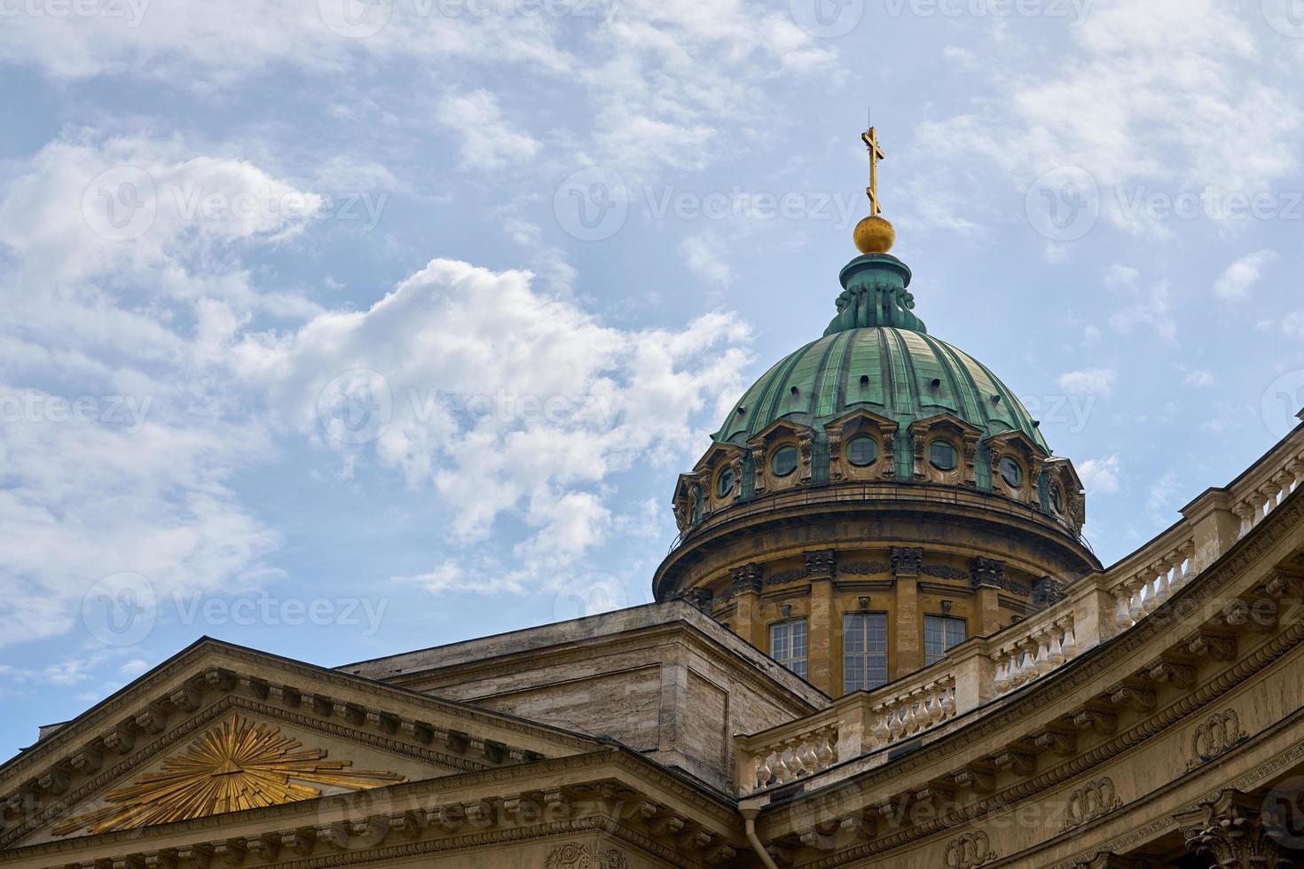 la cupola della cattedrale di kazan con un cielo nuvoloso sullo sfondo. foto