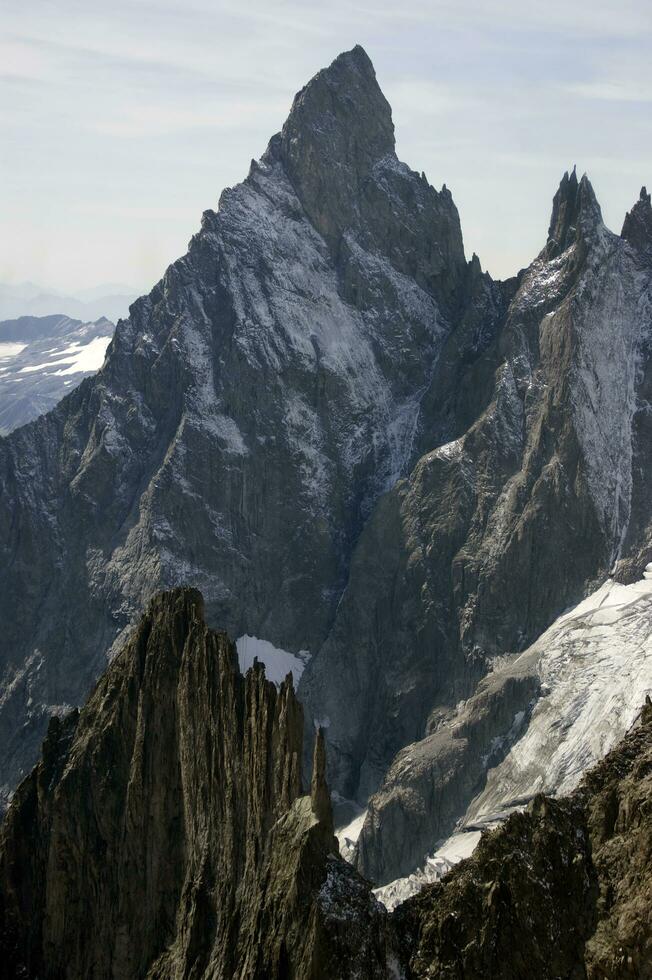 Due persone siamo escursioni a piedi su un' montagna con neve coperto montagne foto