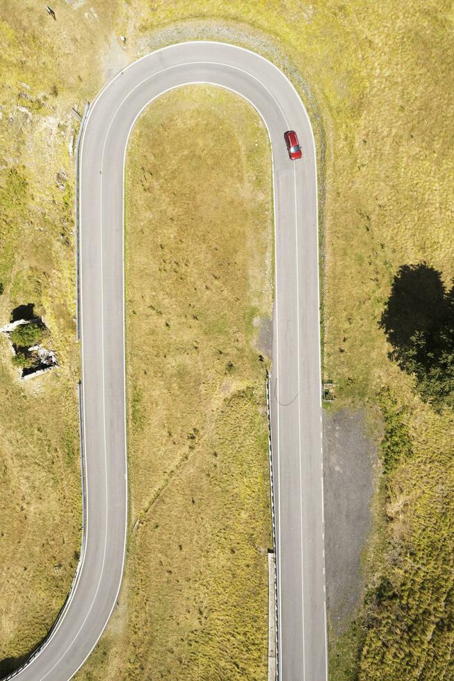 il curve di un' strada nel il montagne foto