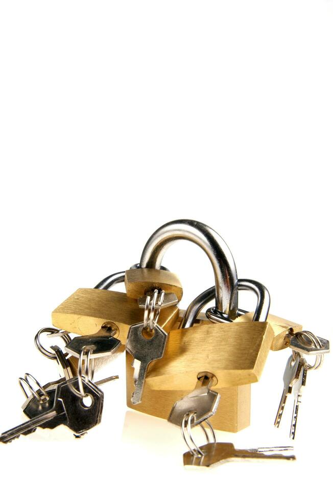 un' serratura con parecchi serrature e chiavi foto