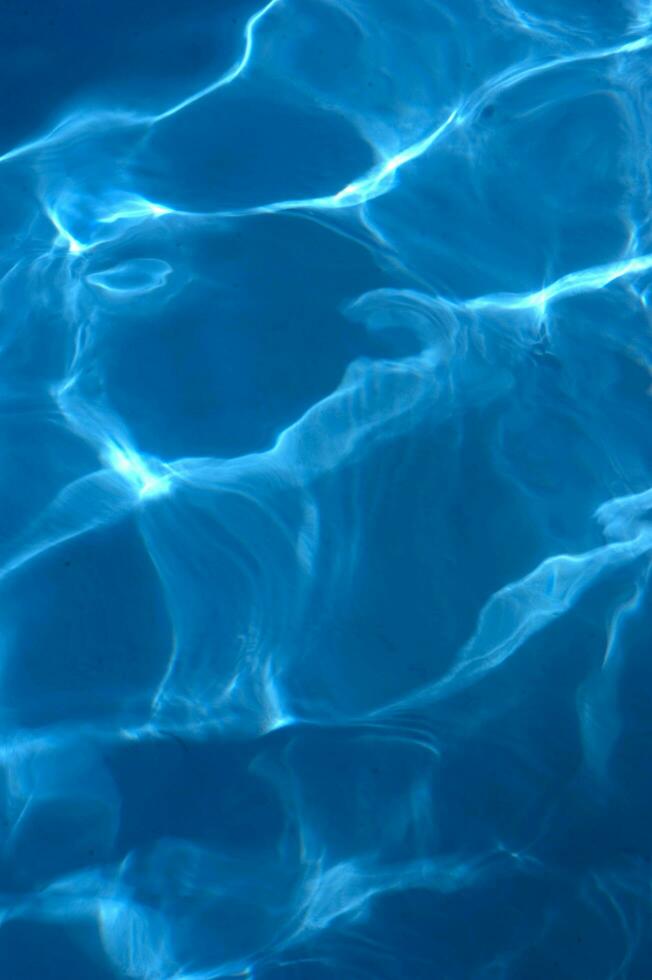 blu acqua nel un' nuoto piscina foto