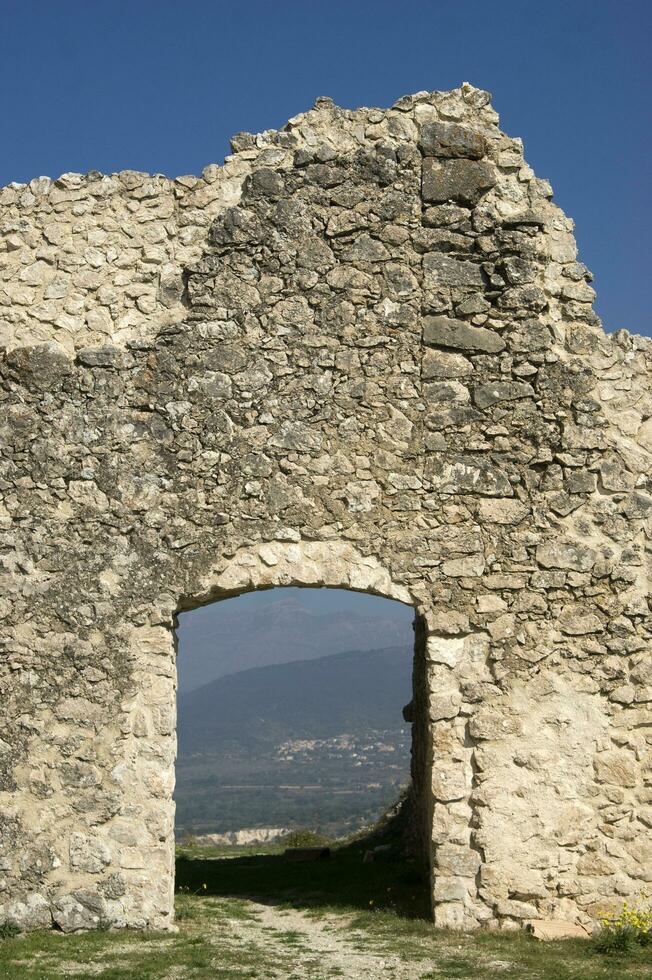 un' pietra parete con un' grande uccello su esso foto