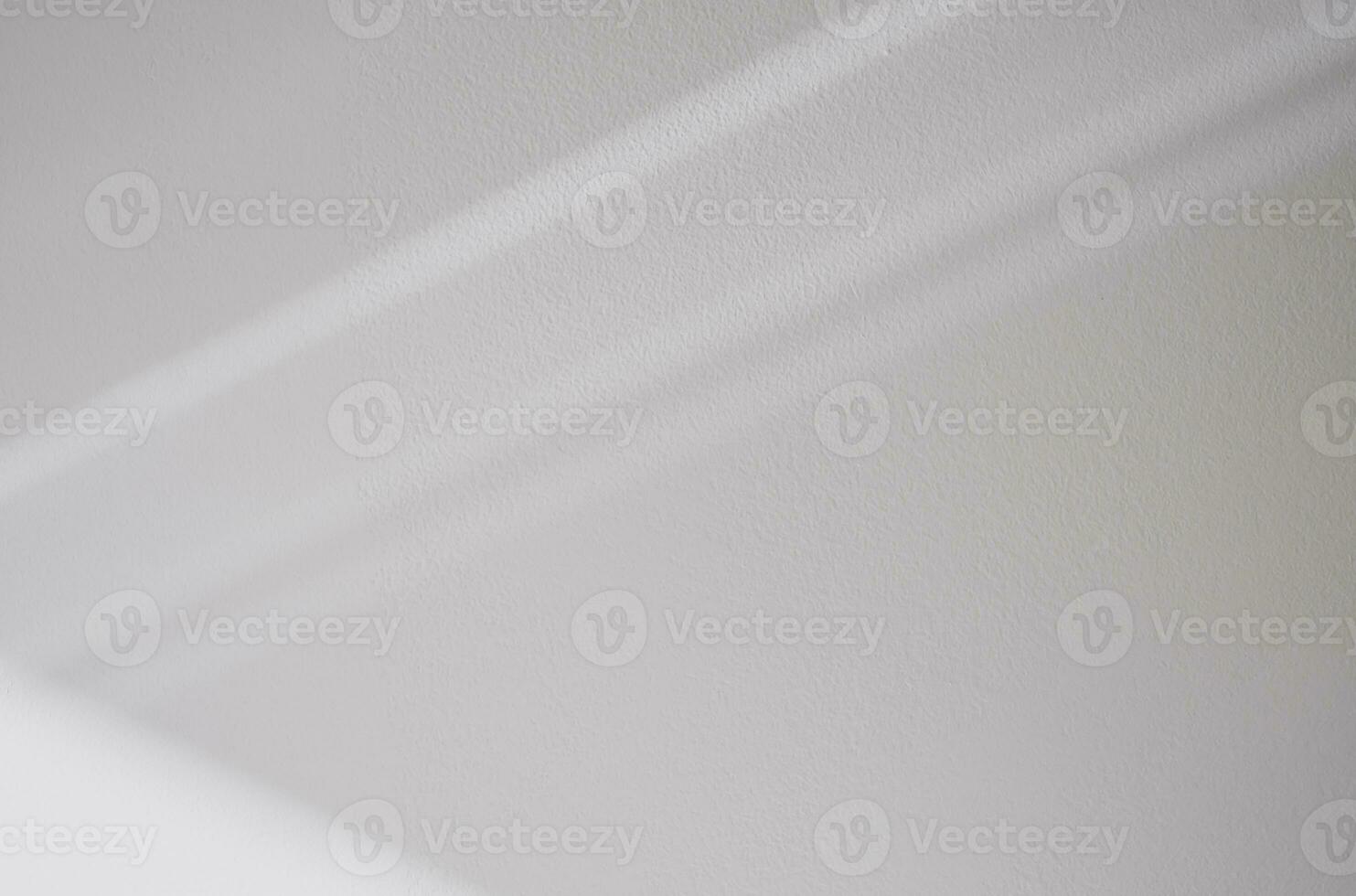 calcestruzzo parete struttura con naturale leggero ombra effetto su sfondo, bianco, grigio cemento con luce del sole riflessione su pavimento, fondale sfondo Schermo Prodotto presentazione, promozione per tutti stagione foto