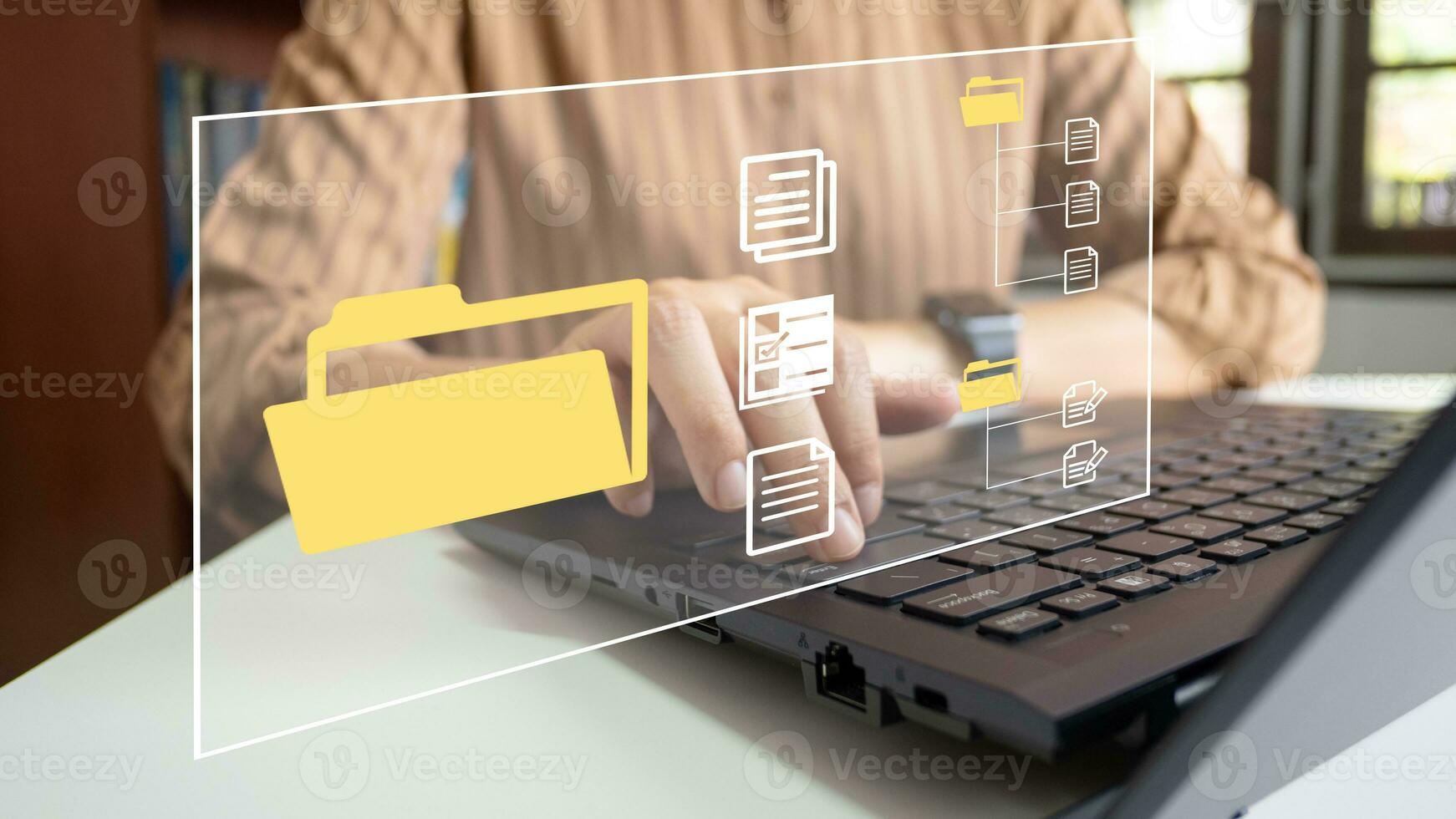 l'ufficiale che utilizza il laptop gestisce i file, il sistema di gestione dei documenti dms, la gestione del database dei documenti online, i processi automatizzati per la gestione del sistema, l'efficienza aziendale erp, la tecnologia aziendale. foto