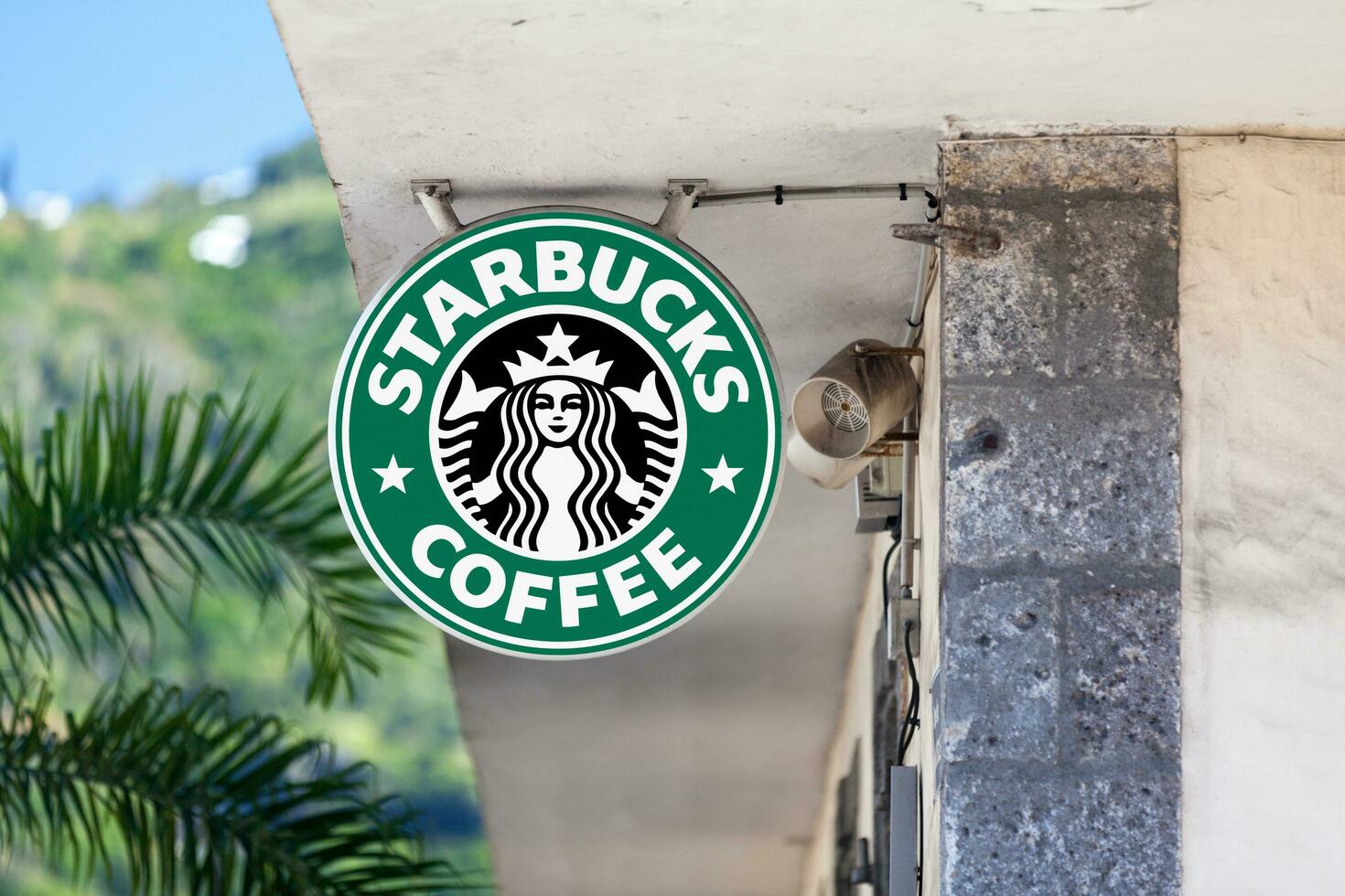 mentone, Francia - luglio 10 2015 - Starbucks caffè cartello al di fuori un' caffè foto