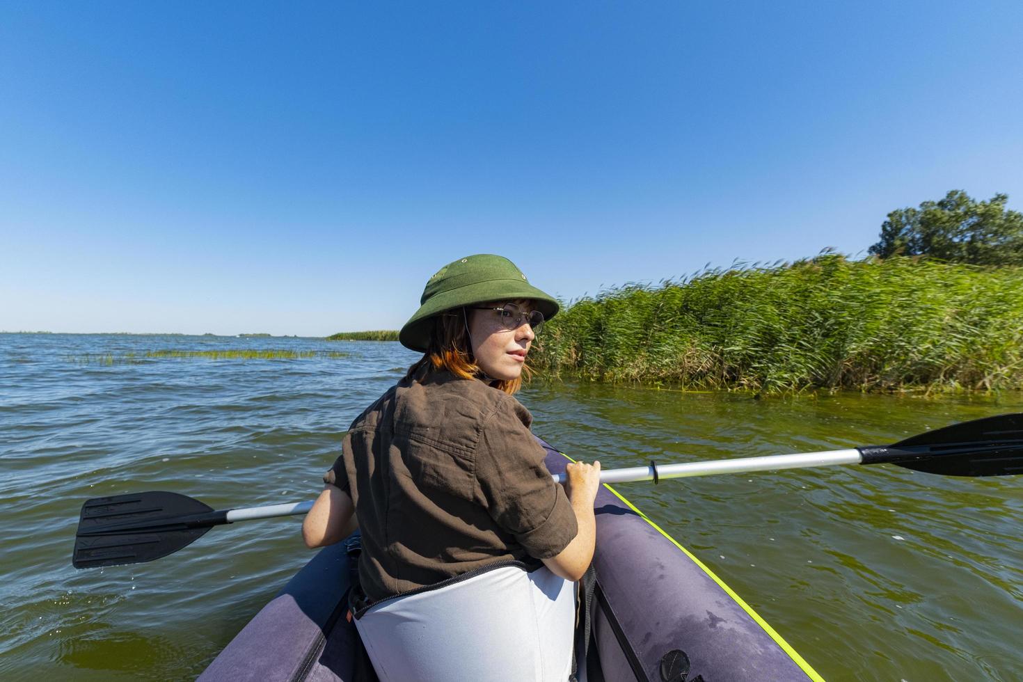 giovane donna in kayak foto