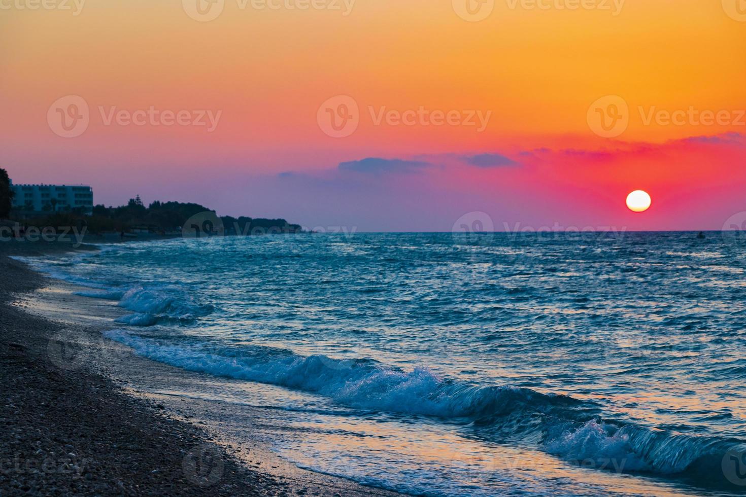 il più bel tramonto colorato sulla spiaggia di ialysos, rodi, grecia. foto