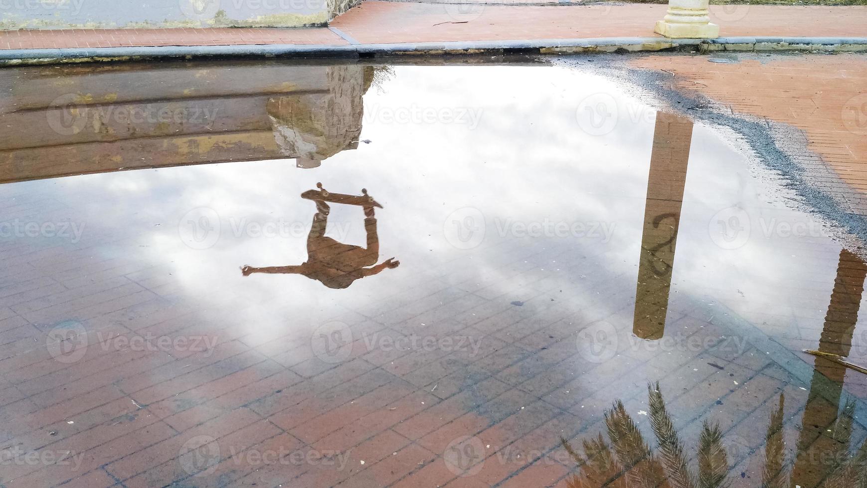 riflesso di un pattinatore che salta foto