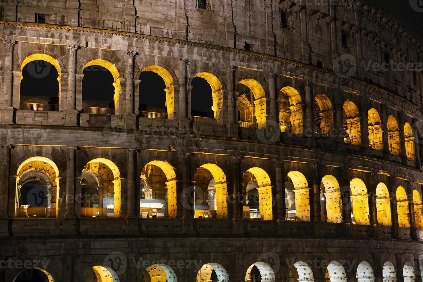 dettaglio del colosseo di roma, foto notturna