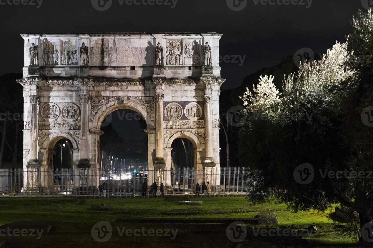 l'arco di traiano di roma fotografato di notte foto