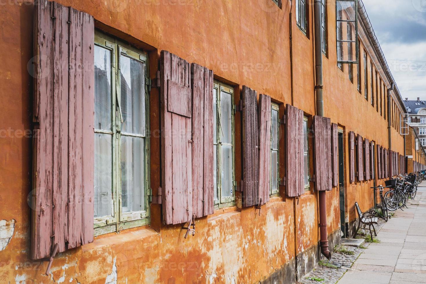 tipica casa arancione a copenaghen, danimarca foto