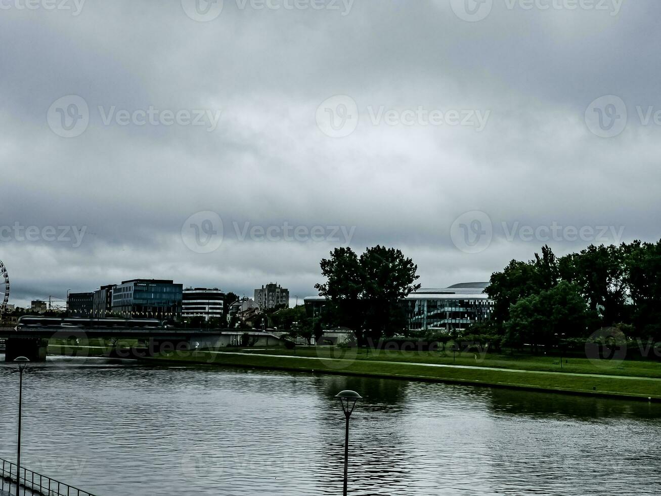 Visualizza di argine con fiume wisla nel Cracovia, Polonia. nuvoloso tempo atmosferico. nuvoloso. foto