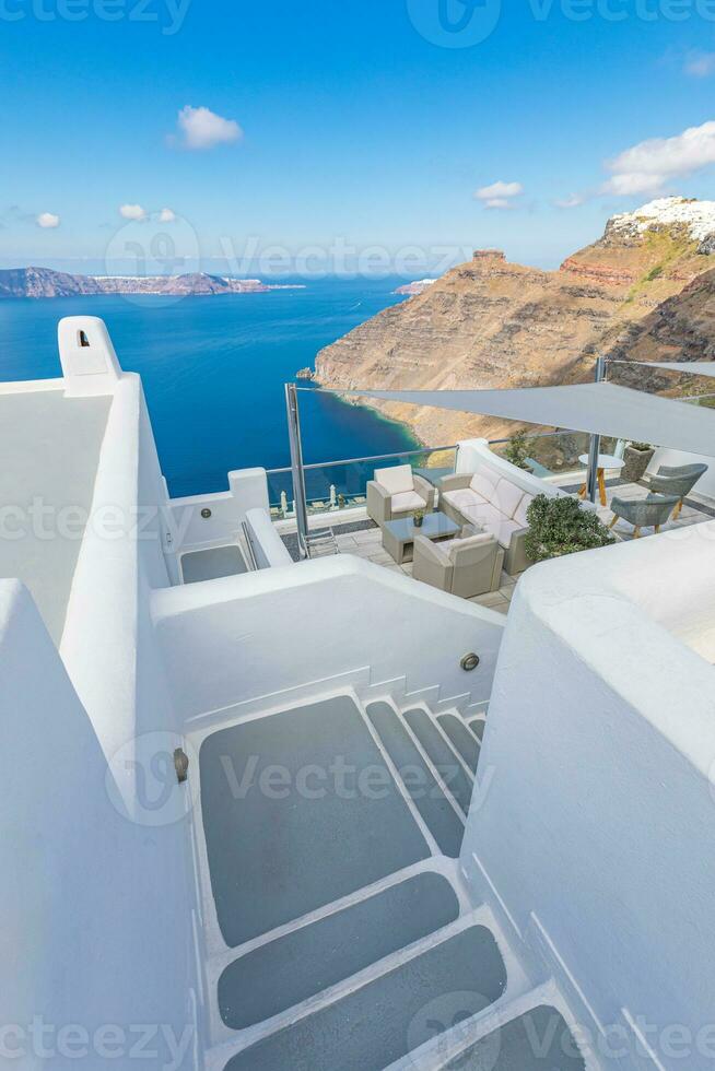 sorprendente sera Visualizza di santorini isola. panorama di estate tramonto su il famoso greco ricorrere fuoco, Grecia, Europa. lusso viaggio concetto sfondo. estate vacanza o vacanza, fantastico scena foto