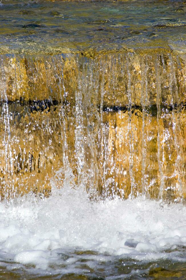 un' uomo è in piedi su un' acqua diapositiva foto