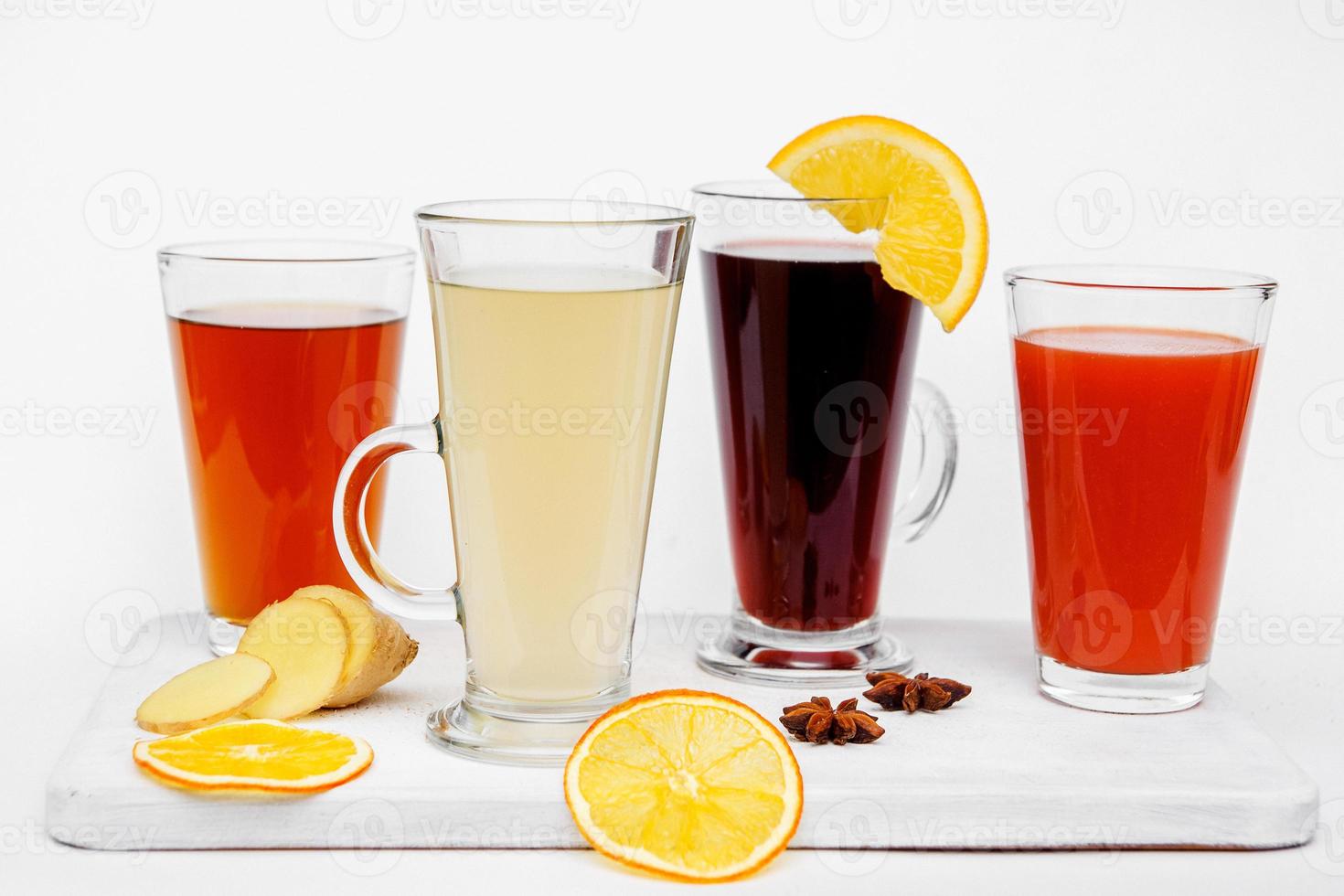 tè caldo in tazza di vetro con limone, miele e spezie al bianco foto