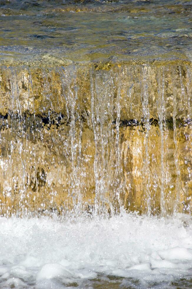 un' uomo è in piedi su un' acqua diapositiva foto