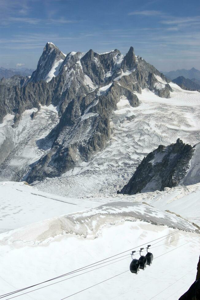 Due persone siamo escursioni a piedi su un' montagna con neve coperto montagne foto