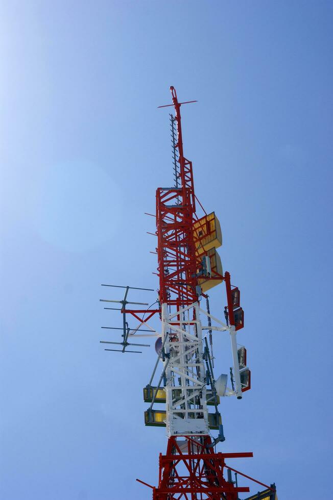 un' Torre con antenne foto