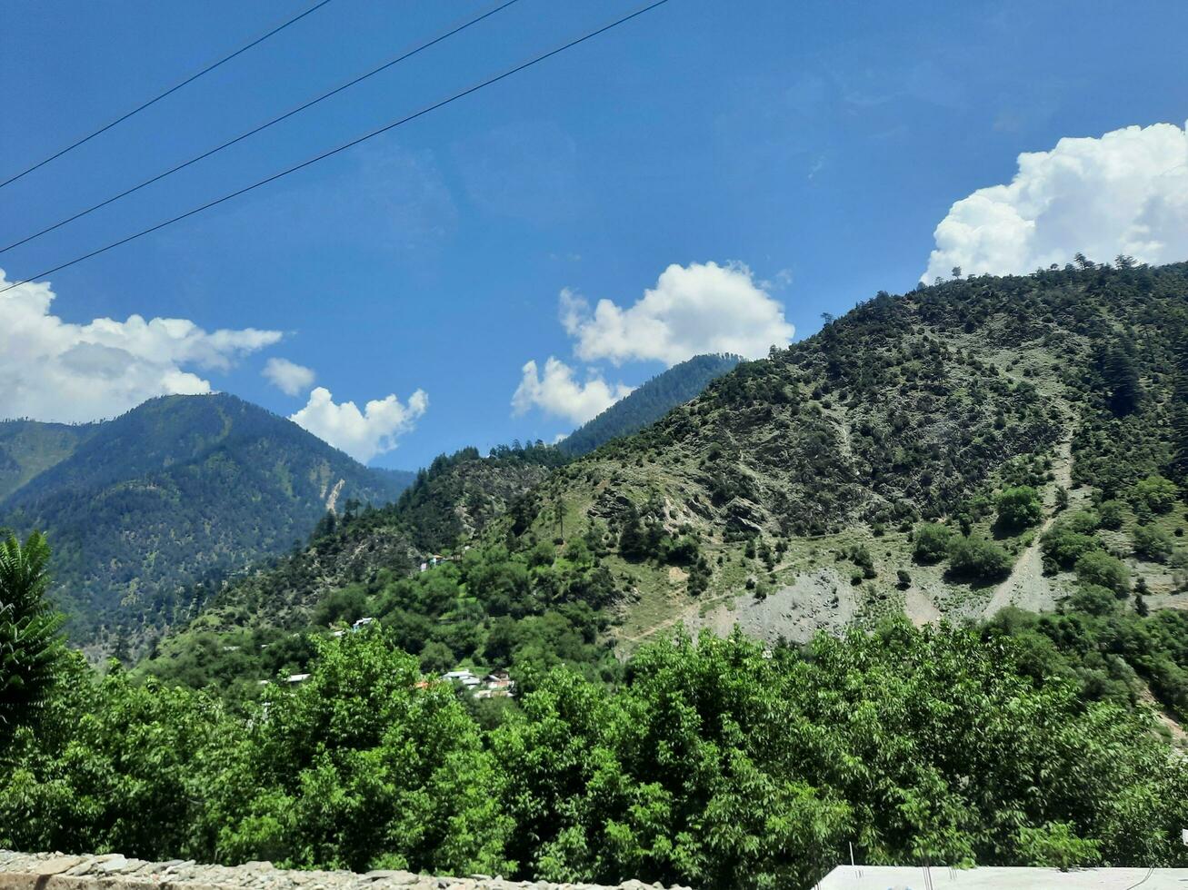 bellissimo giorno tempo Visualizza di Keran valle, neelam valle, kashmir. verde valli, alto montagne e alberi siamo visibile. foto