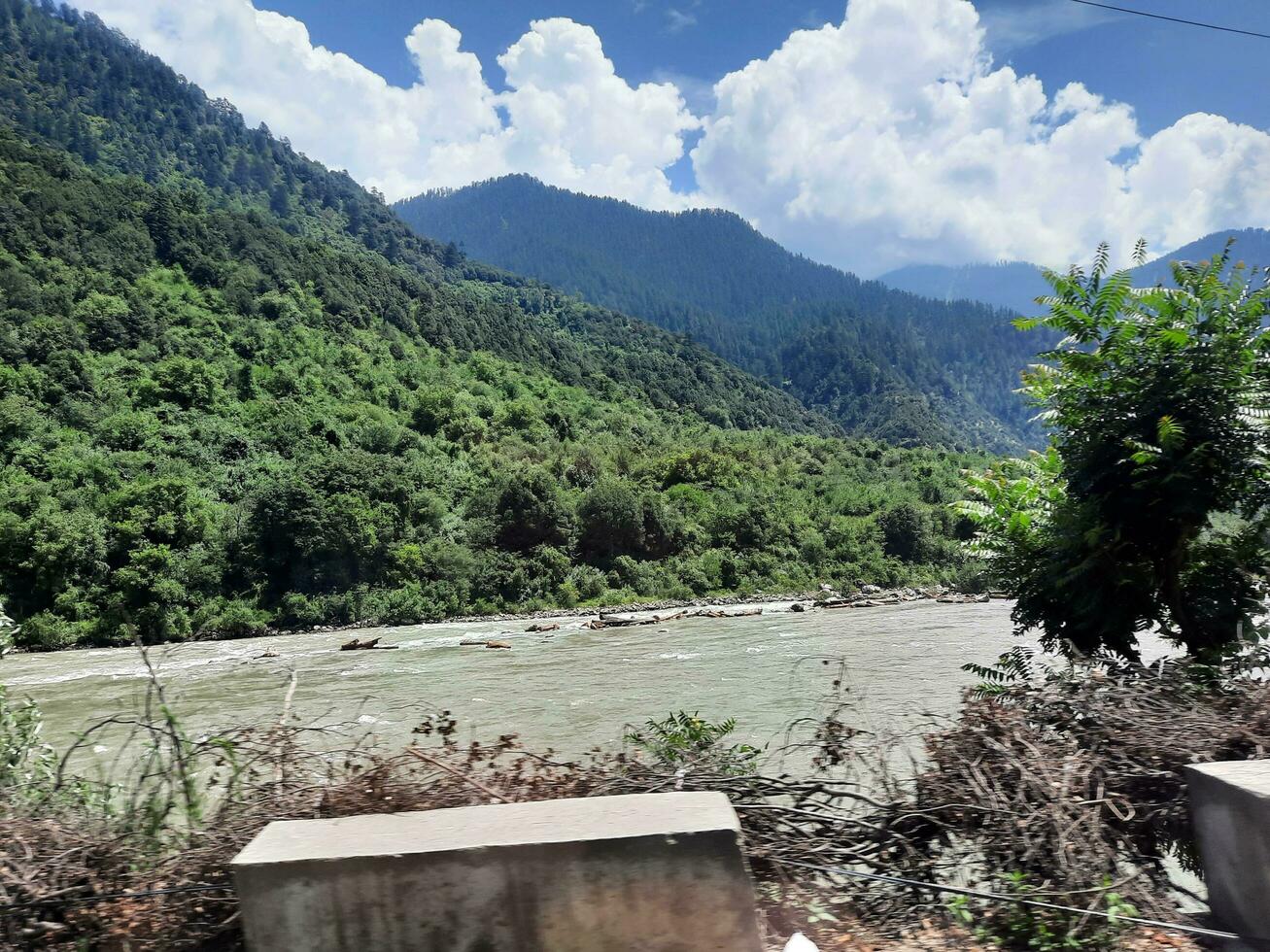 bellissimo giorno tempo Visualizza di Keran valle, neelam valle, kashmir. verde valli, alto montagne e alberi siamo visibile. foto