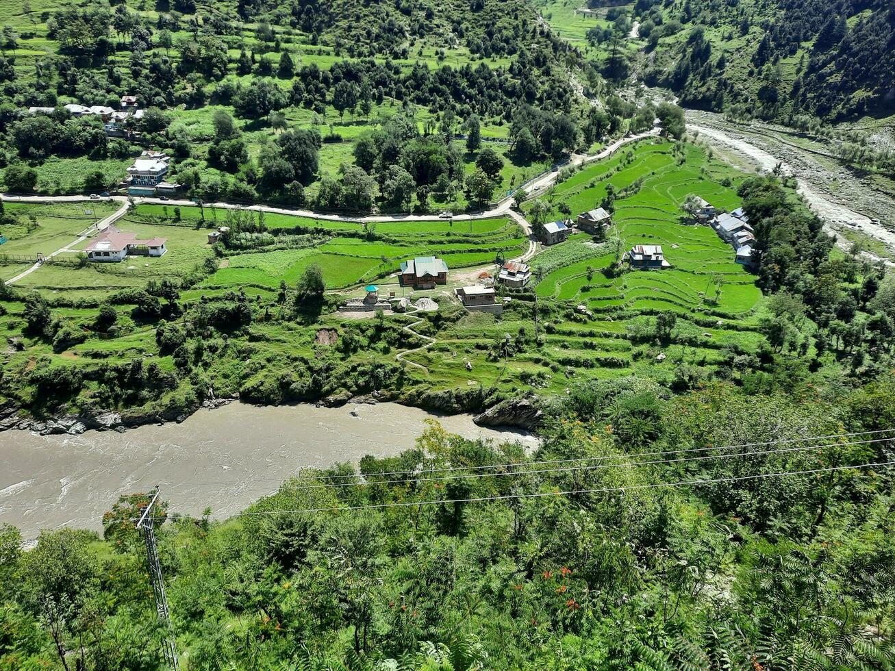 bellissimo giorno tempo Visualizza di Keran valle, neelam valle, kashmir. verde valli, alto montagne e alberi siamo visibile. foto