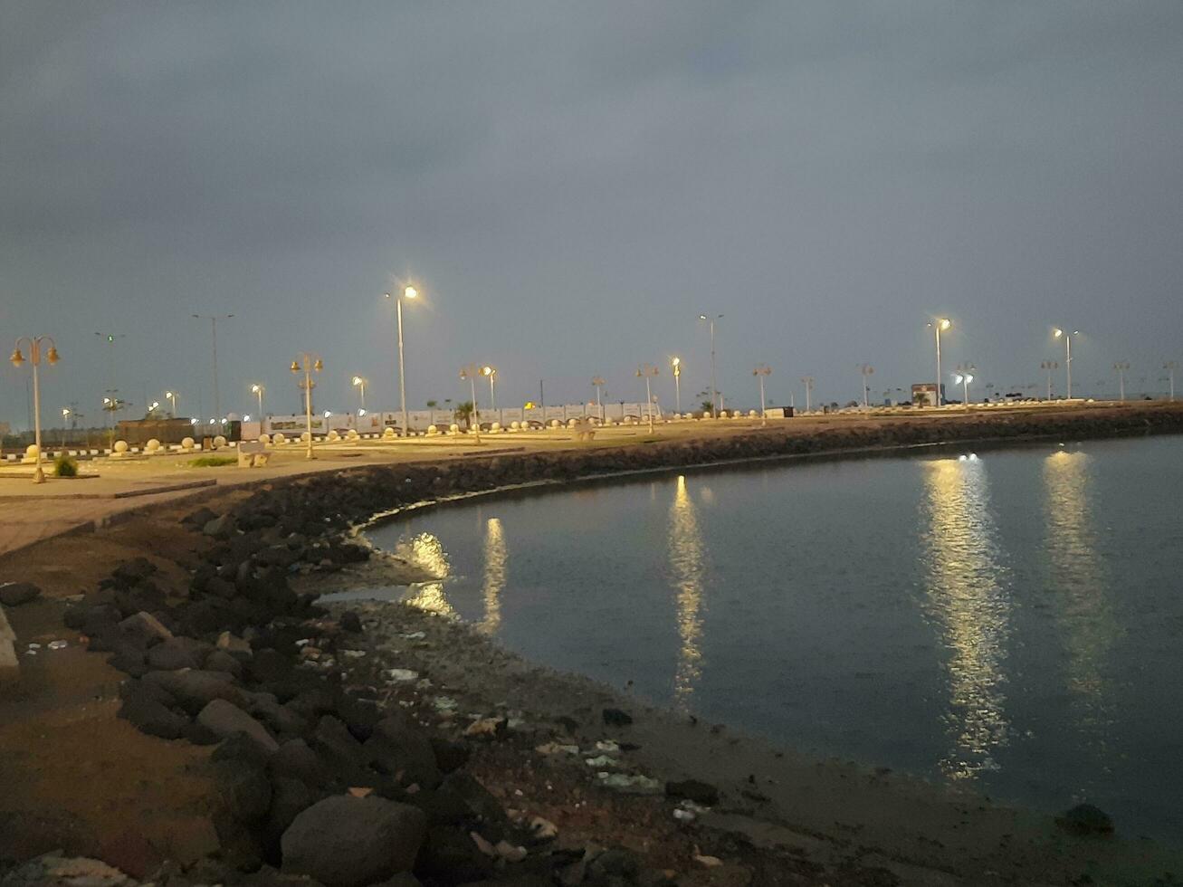 bellissimo mattina Visualizza di al qunfudhah spiaggia, Arabia arabia. il luci su il spiaggia siamo la creazione di un' bellissimo scena nel il mattina. foto