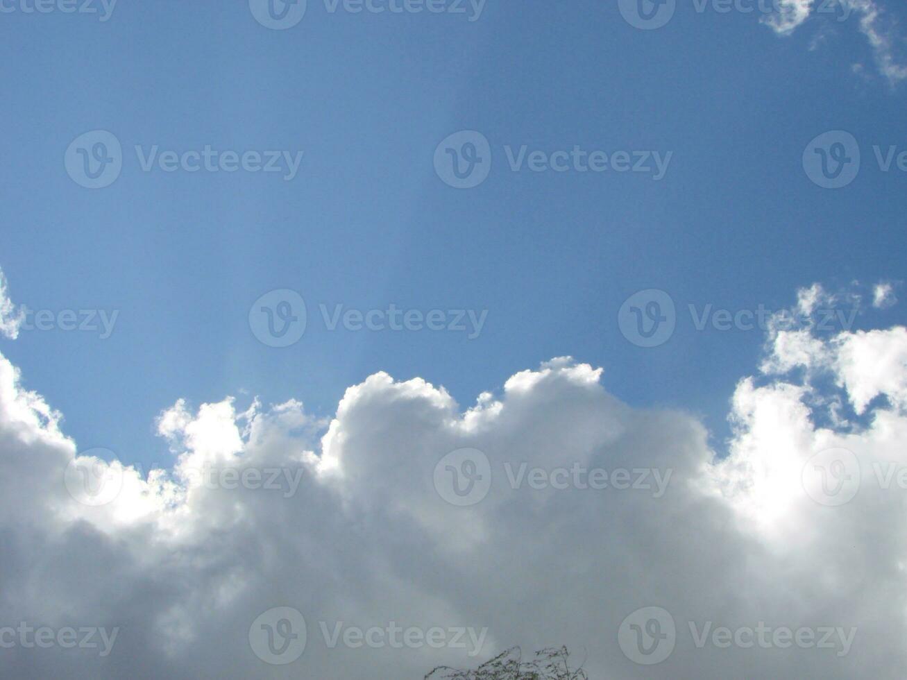 un' fotografia di un' blu cielo con sole raggi foto