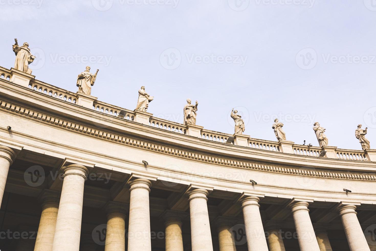 sculture in marmo dei papi su st. piazza pietro in vaticano foto