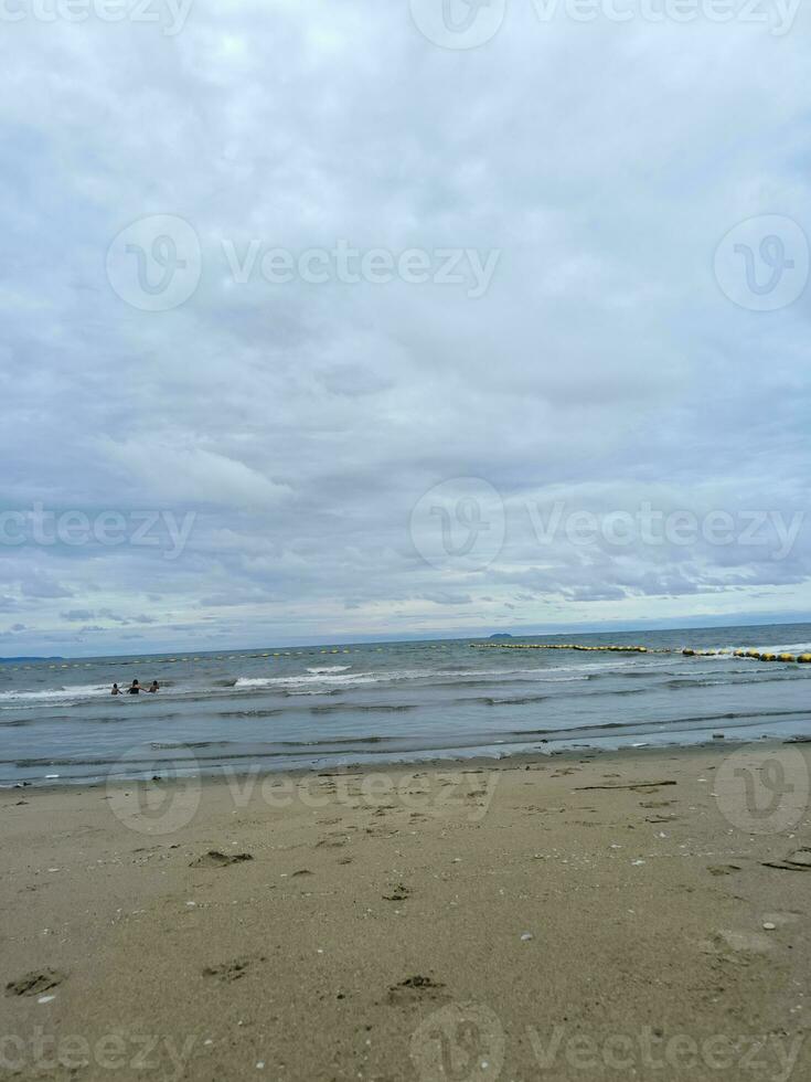 foto riva del mare, isola, mare ricorrere. voi può uso esso per foto sfondi, manifesti, cartoline, fabbricazione un' desiderio carta geografica.