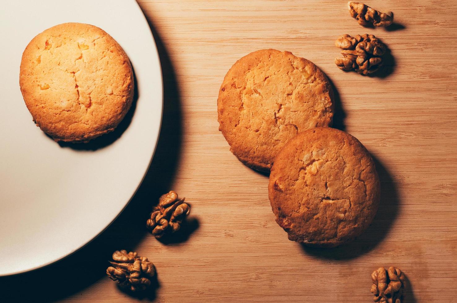 biscotti con noci su un piatto e un tavolo foto