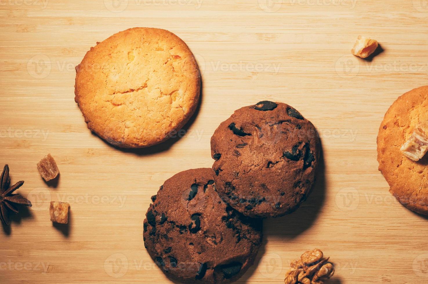 biscotti con noci e cioccolata su tavola di legno foto