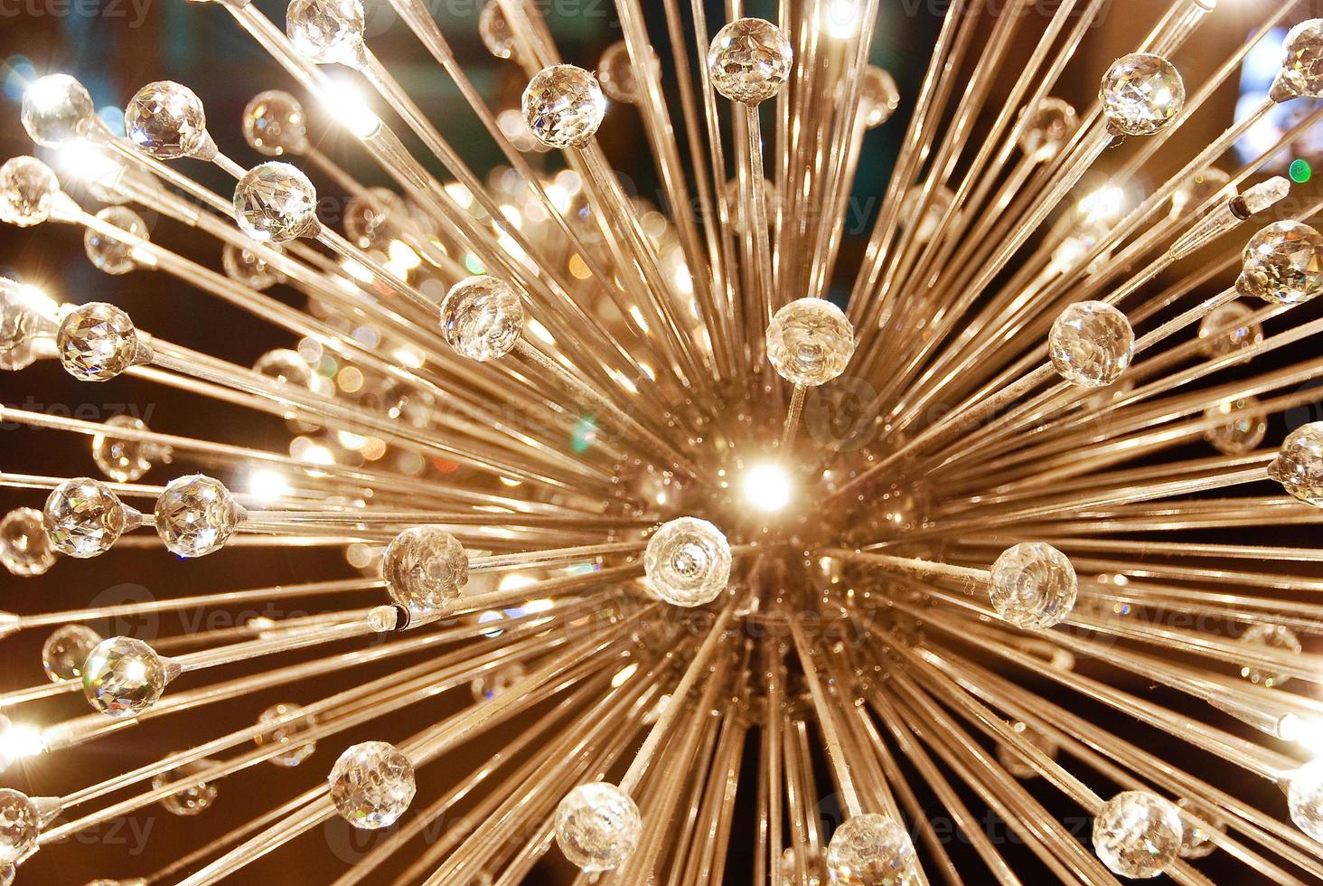 un grande lampadario a soffitto in vetro lucido a forma di dente di leone foto