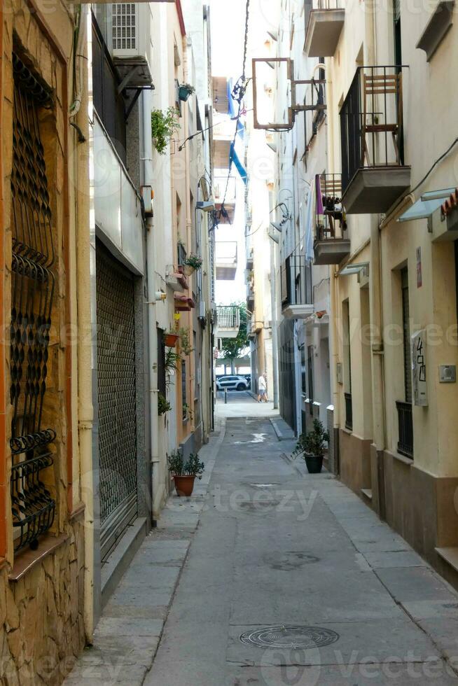 stretto strade nel il vecchio trimestre di il mediterraneo cittadina di blanes nel il Provincia di Barcellona, catalogna, Spagna. foto