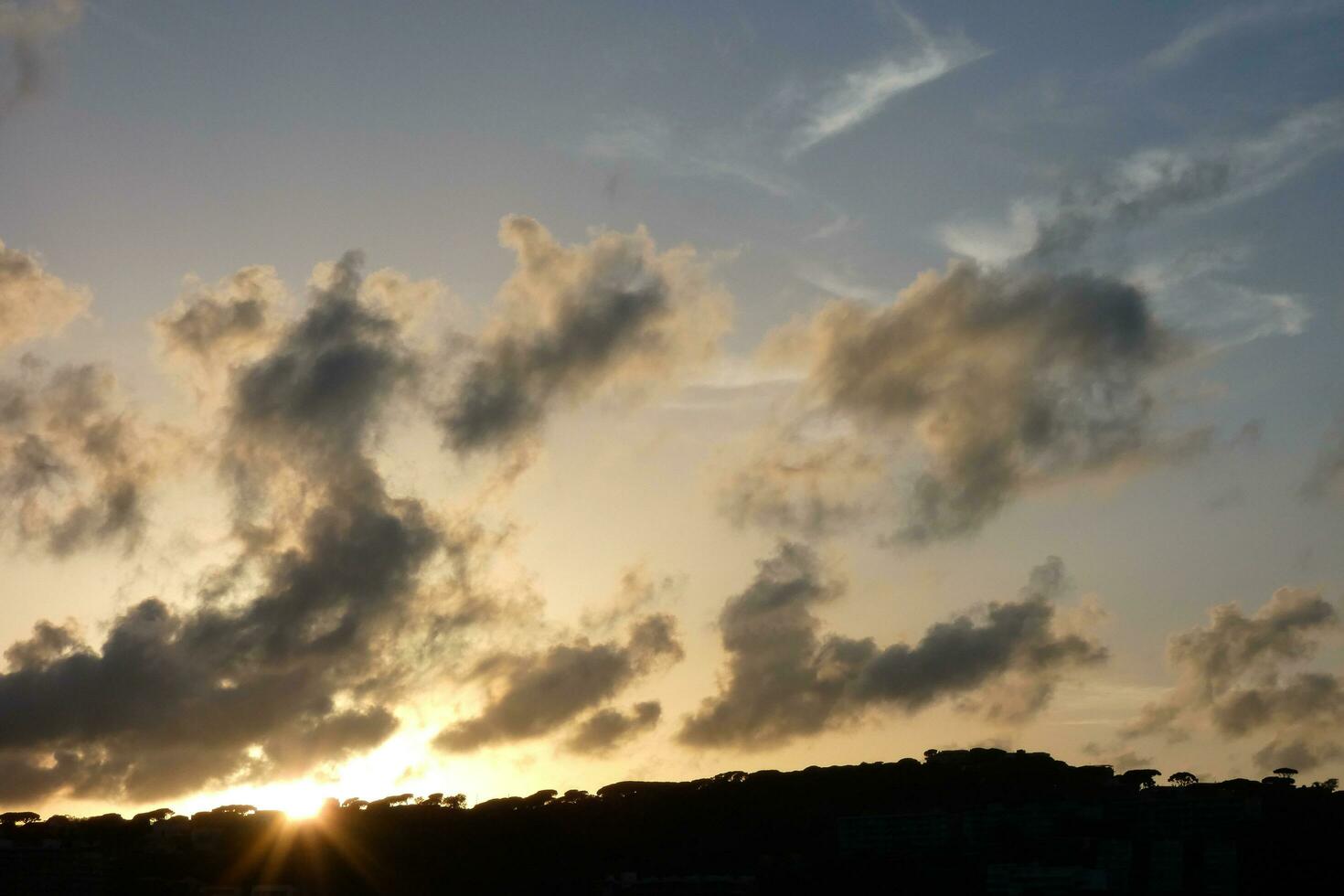 sparpagliato nuvole nel il cielo indicando un' modificare nel tempo atmosferico. foto