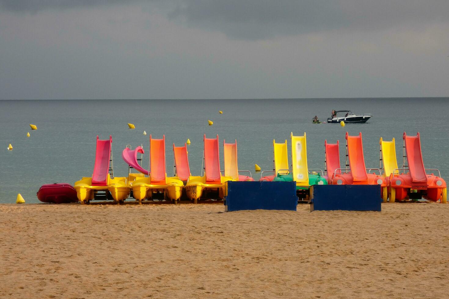 kayak e colorato mare pattini su il spiaggia foto