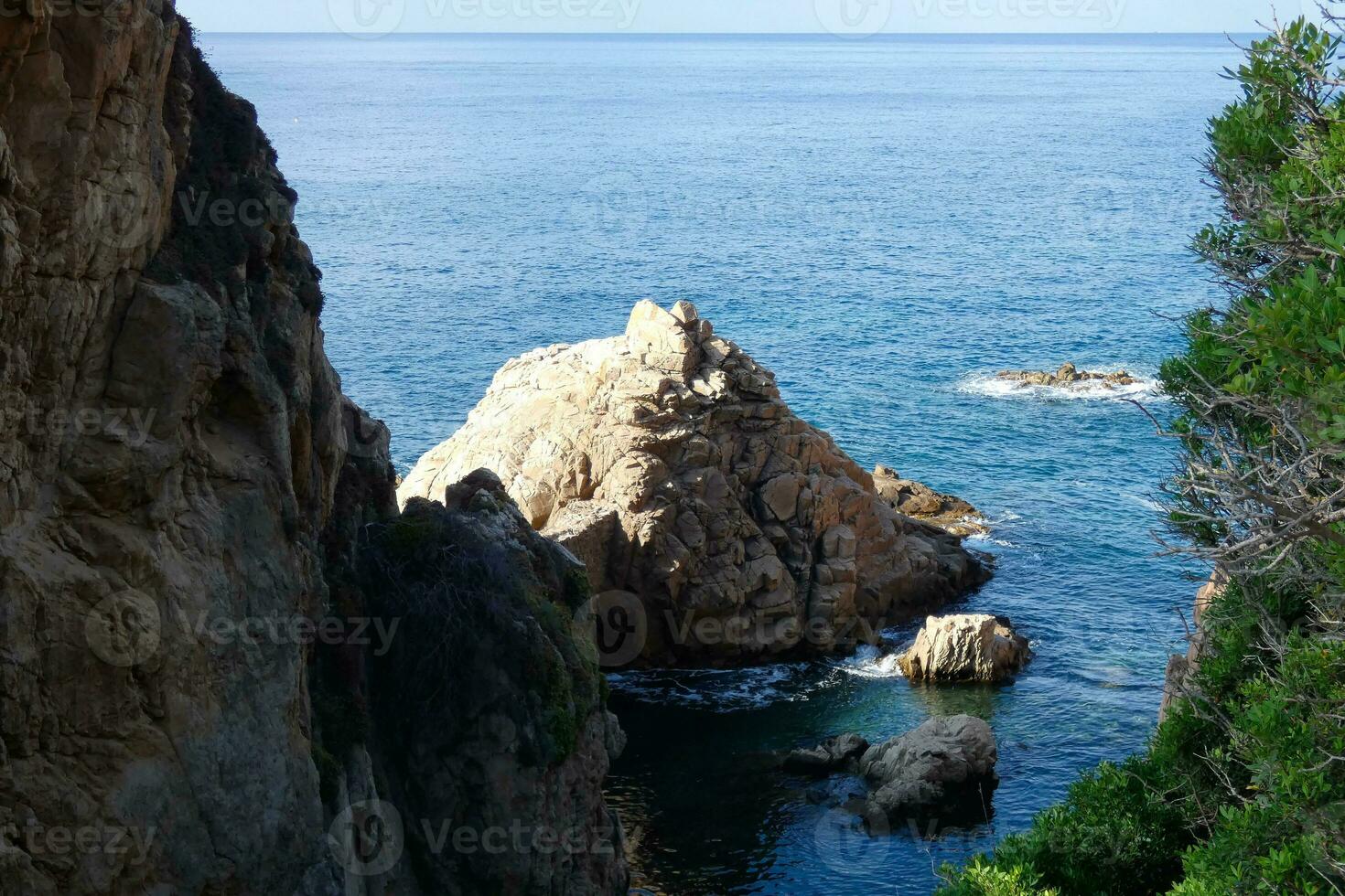 rocce e mare su il mediterraneo costa, costa brava catalana foto