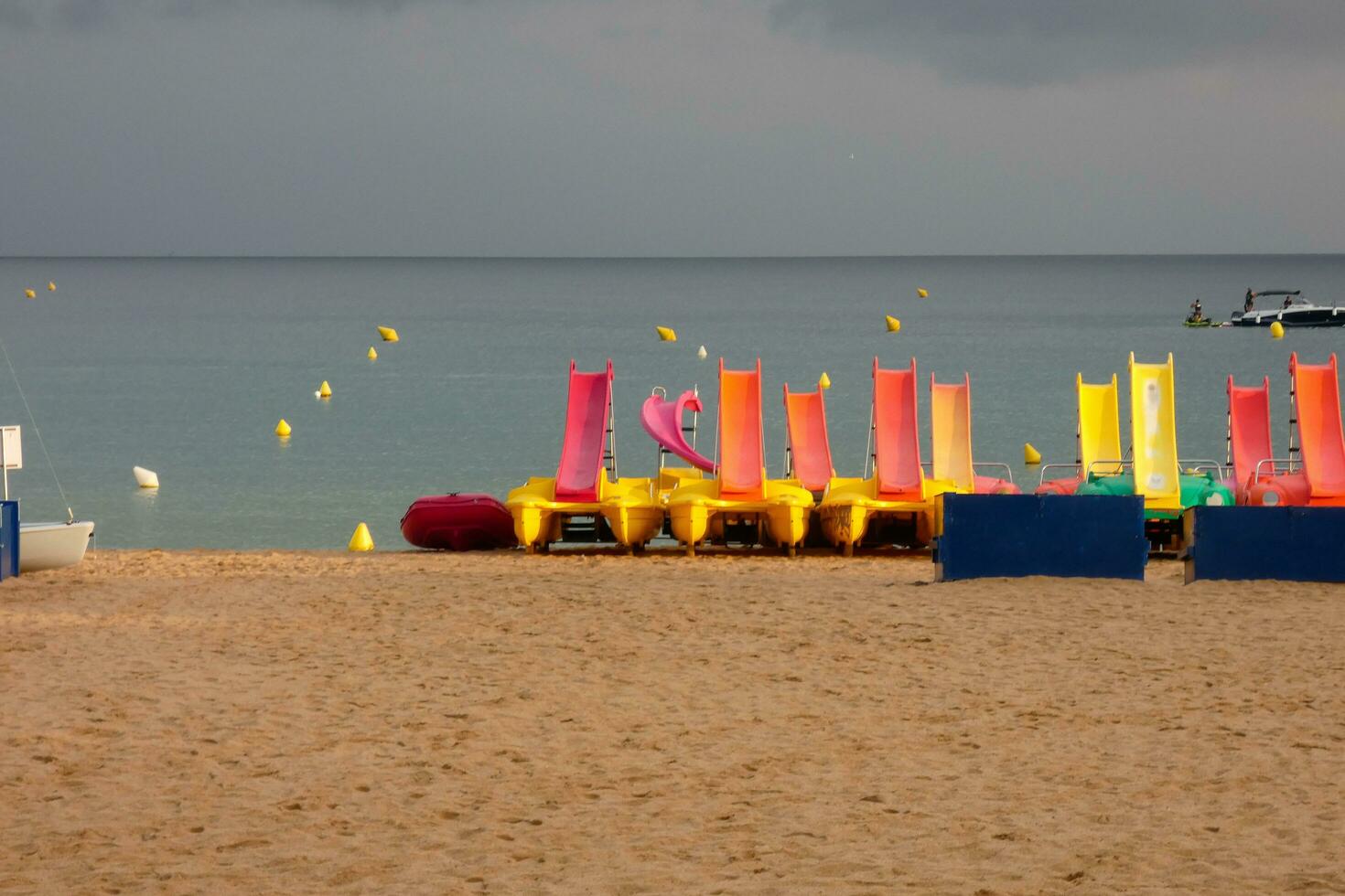 kayak e colorato mare pattini su il spiaggia foto